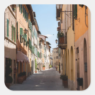 Pegatina Cuadrada Calle estrecha con fachadas antiguas en pueblo tos