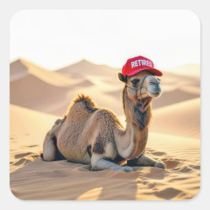 Pegatina Cuadrada Camello del desierto que lleva una gorra roja de j