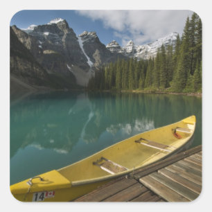 Pegatina Cuadrada Canoe estacionado en un muelle a lo largo del lago