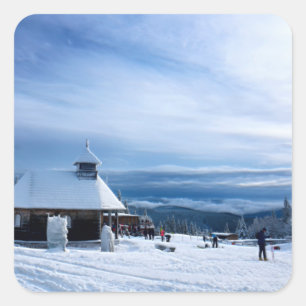 Pegatina Cuadrada Capilla en la montaña de la nieve de los Alpes