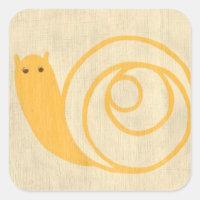 Caracol amarillo en el fondo de la crema