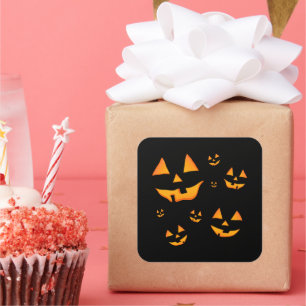 Pegatina Cuadrada Caras de Jack-O-Lantern brillantes diseño de Hallo