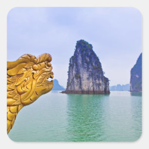 Pegatina Cuadrada Cargado de Dragón, sobre proa de barco, con