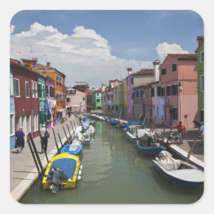 Pegatina Cuadrada Casas coloridas a lo largo del canal en la isla de