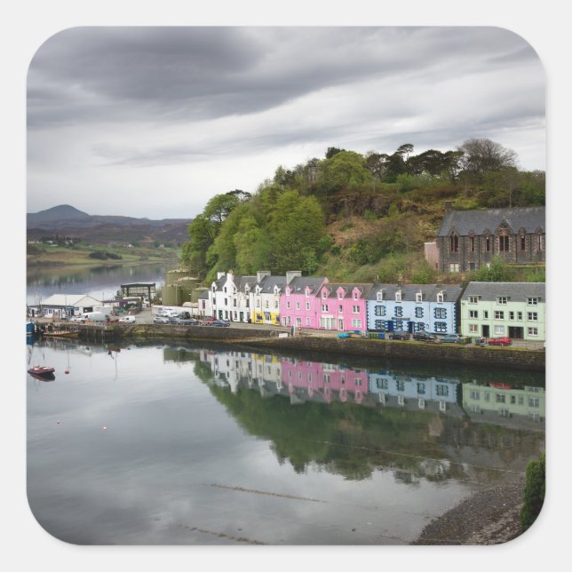 Pegatina Cuadrada Casas coloridas en Portree, Skye (Anverso)