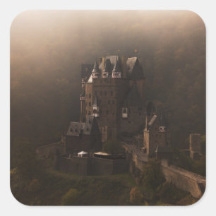 Pegatina Cuadrada Castillo Burg Eltz en la niebla matutina