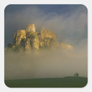 Pegatina Cuadrada Castillo de Spissky en niebla, Eslovaquia 2