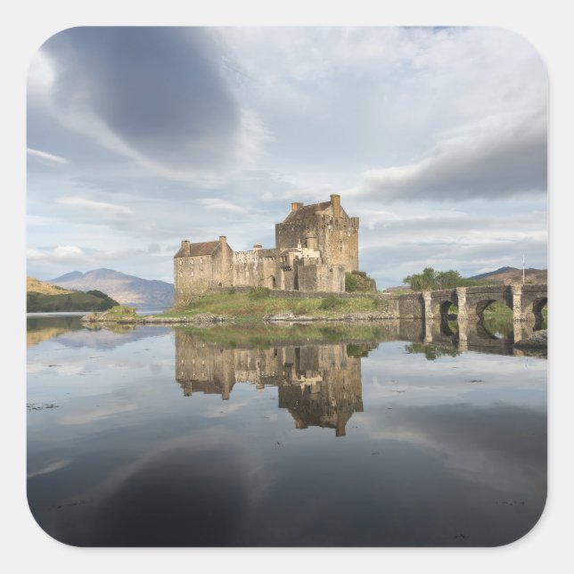 Pegatina Cuadrada Castillo Eilean Donan con reflexión en Escocia (Anverso)