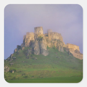 Pegatina Cuadrada castillo Spissky en niebla, Eslovaquia