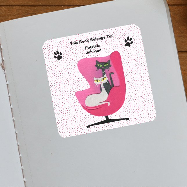 Pegatina Cuadrada Cats de mediados de siglo Cápsula rosa Pinta Impre (Mid century cats in pink chair cat paw prints on white with pink polka dots book ownership label.)