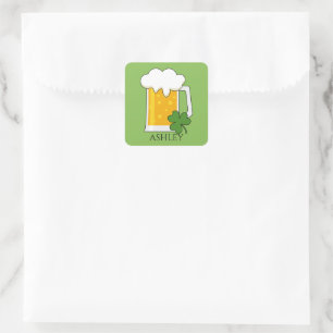 Pegatina Cuadrada Cerveza irlandesa Mug con Shamrock Clover Person