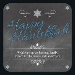 Pegatina Cuadrada Chalkboard Faux BlueGlitter Hanukkah<br><div class="desc">Un fondo de pizarra muestra las palabras "Happy Hanukkah" (Feliz Hanukkah), que se representa en un falso efecto purpurina azul. Una Estrella purpurinoso de David plateada marca la parte superior del diseño. Los sueños se agregan como acentos junto con ornamentos curvados para enmarcar tu mensaje especial. ¡La manera perfecta de...</div>