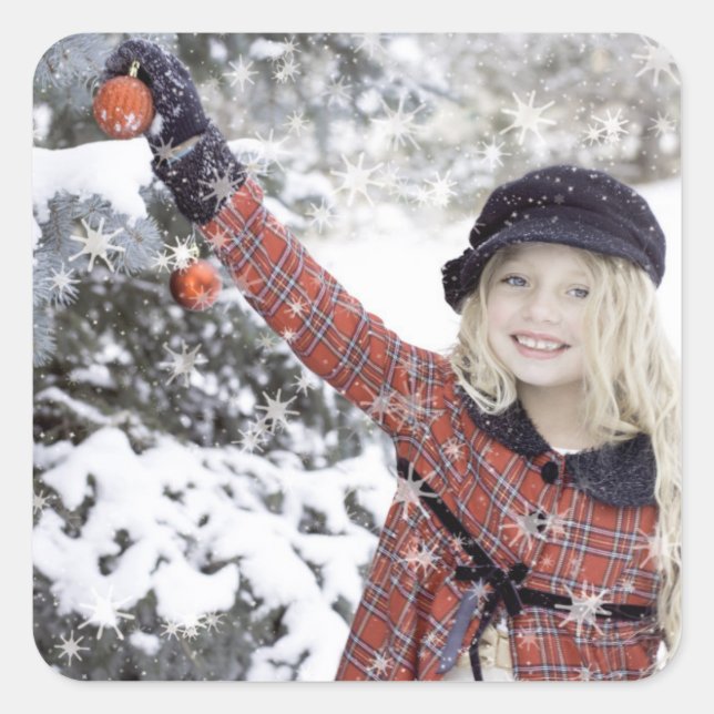 Pegatina Cuadrada Chica feliz decorando el árbol de Navidad (Anverso)