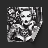 Chica tatuada alternativa de la vieja escuela
