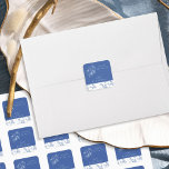 Pegatina Cuadrada Chinoiserie Blue Elegant Boda Floral<br><div class="desc">Pegatinas de boda chinoiserie personalizadas con elegante diseño botánico vintage azul y blanco. Perfecto para sellos para sobres y favorecer el embalaje. Delicada y romántica floral, con ramas de rosas y pájaros de la naturaleza y una paleta de colores en tonos azules inspirados en la tela rústica francesa, porcelana de...</div>