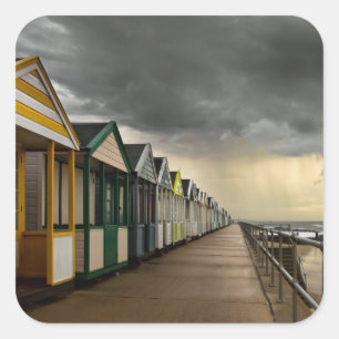 Pegatina Cuadrada Chozas de la playa en una tormenta el   Southwold