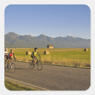 Pegatina Cuadrada Ciclistas de carretera circulan por un camino rura
