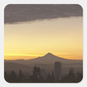 Pegatina Cuadrada Cielo del amanecer sobre Portland y Mt. Hood, Oreg