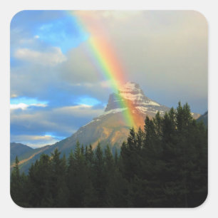 Pegatina Cuadrada Cielos arcoiris y tormentas sobre la montaña nevad