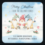 Pegatina Cuadrada Cita de vacaciones Gnomes Merry Christmas Return A<br><div class="desc">Un trío de lindos gnomos de vacaciones deseando a tu gente favorita "Feliz Navidad" de tu familia con tu dirección de regreso debajo. Diseño compuesto por Holiday Hearts Designs.</div>