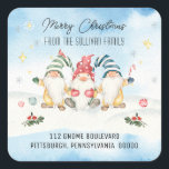 Pegatina Cuadrada Cita de vacaciones Gnomes Merry Christmas Return A<br><div class="desc">Un trío de lindos gnomos de vacaciones deseando a tu gente favorita "Feliz Navidad" de tu familia con tu dirección de regreso debajo. Diseño compuesto por Holiday Hearts Designs.</div>