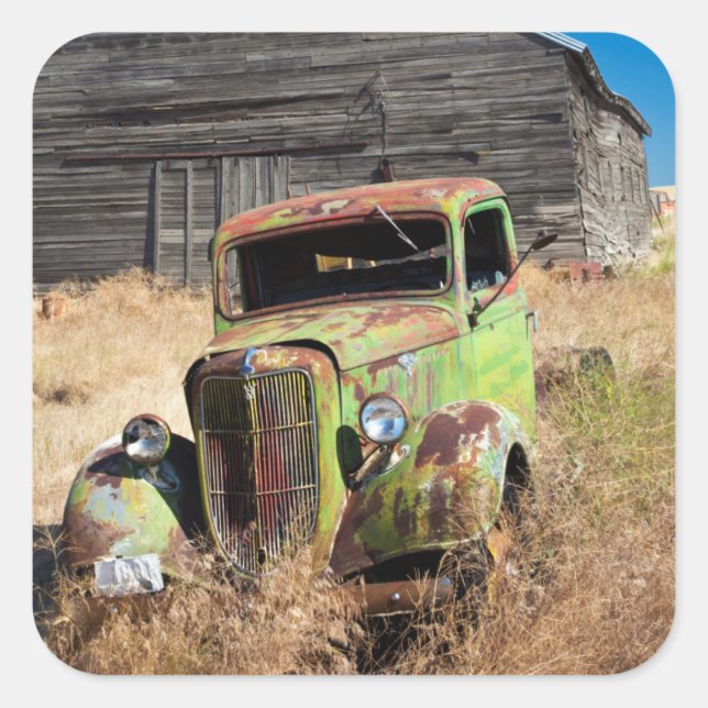 Pegatina Cuadrada Coche que aherrumbra delante de la granja (Anverso)