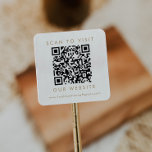 Pegatina Cuadrada Código QR del sitio web de negocios de boda de oro<br><div class="desc">Este código QR de pegatina cuadrada para sitio web de negocios o boda de oro chic es perfecto para un pequeño empresario o para una boda. El diseño simple presenta tipografía clásica minimalista dorada y blanca con un toque rústico bohemio. Personalizable en cualquier color. Personaliza con tu sitio web.</div>