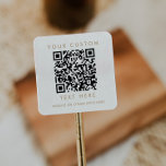 Pegatina Cuadrada Código QR personalizado de tipografía dorada chic<br><div class="desc">Esta etiqueta adhesiva cuadrada de código QR personalizado para pequeñas empresas con tipografía dorada chic es perfecta para un propietario de pequeña empresa. El diseño simple presenta tipografía clásica minimalista dorada y blanca con un toque rústico bohemio. Personalizable en cualquier color.</div>