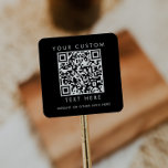 Pegatina Cuadrada Código QR personalizado para pequeñas empresas Chi<br><div class="desc">Esta pegatina cuadrada de código QR personalizado para pequeñas empresas negra y chic es perfecta para el dueño de un pequeño negocio. El diseño oscuro simple presenta una tipografía clásica minimalista en negro y blanco con un estilo sofisticado y elegante. Personalizable en cualquier color.</div>