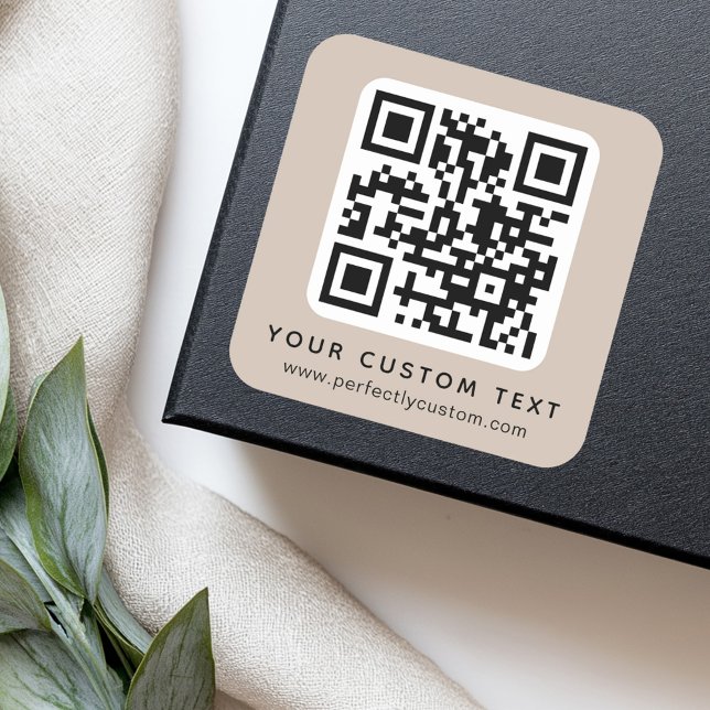 Pegatina Cuadrada código QR y personalizado de texto ligero mocha ma (QR code and custom text light mocha brown Square Sticker)