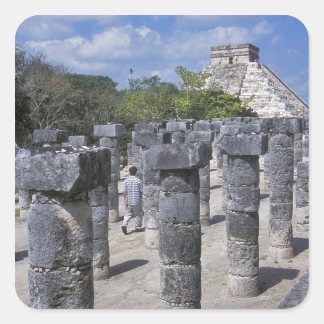 Pegatina Cuadrada Columnas de piedra antiguas en Chichen Itza. Centr (Anverso)