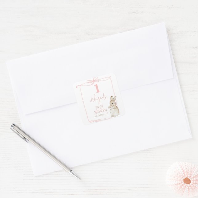 Pegatina Cuadrada Coqueta Rosada Peter el Conejo Primer Cumpleaños (Sobre)