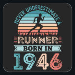 Pegatina Cuadrada Corredora nacida en 1946 80th Birthday Gift Runnin<br><div class="desc">Nunca subestimes a un Runner nacido en 1946. Ideal regalo vintage de cumpleaños número 80 para los aficionados a las carreras de 80 años. A los hombres y mujeres que les encanta correr y correr les encantará esto para el día del padre o los navidades.</div>