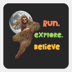 Pegatina Cuadrada Corriendo Aventura Sasquatch Creer Diseño