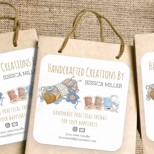 Pegatina Cuadrada Creaciones artesanales yarn y masticar blanco (Handcrafted Creations packaging label with social media and email icons)