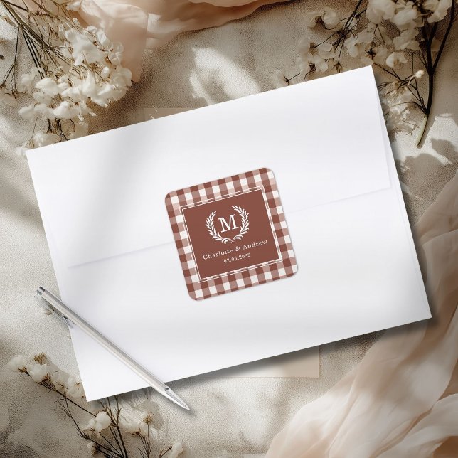 Pegatina Cuadrada Crestá Monograma Personalizada Gingham Marrón (Brown Gingham Monogram Crest Custom Square Sticker)