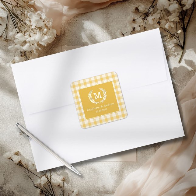 Pegatina Cuadrada Crestón de monograma de gingham amarillo personali (Yellow Gingham Monogram Crest Custom Square Sticker)