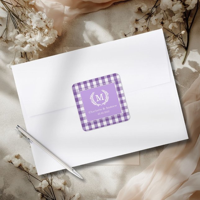 Pegatina Cuadrada Crestón Monograma de Gingham Morado Personalizado (Custom
Purple Gingham Monogram Crest Custom Square Sticker)