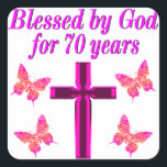 PEGATINA CUADRADA CRISTIAN PINK 70TH BIRTHDAY CROSS DISEÑN<br><div class="desc">Este cristiano y alegre de 70 años adorará celebrar cumplir 70 años con este hermoso diseño de 70 años de cruz rosa y mariposa en Tees, bolsas de té, tazas, almohadas y regalos. Delibera a su espiritual y a su Dios amando a los 70 años con un regalo de cumpleaños...</div>