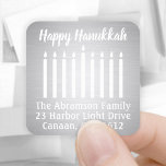 Pegatina Cuadrada Cualquier texto Menorah Faux Relieve metalizado Re<br><div class="desc">Añada un toque de acabado de tarjetas de vacaciones de moda con estas elegantes etiquetas / sellos para sobres de dirección de retorno brillante de Relieve metalizado blanco y falso plata. Todo el texto se puede personalizar fácilmente con el nombre y la dirección. El diseño minimalista moderno incluye velas encendidas...</div>