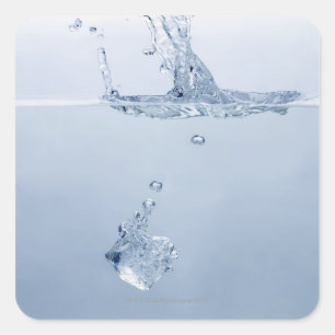 Pegatina Cuadrada Cubo de hielo salpicándose en el agua