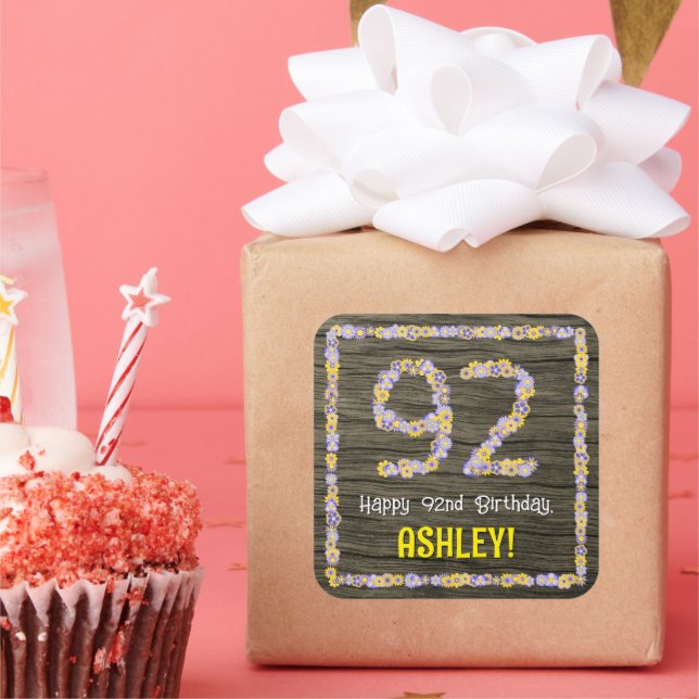 Pegatina Cuadrada Cumpleaños 92: Número Floral, apariencia de madera (Fiesta)