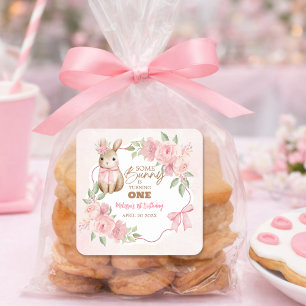 Pegatina Cuadrada Cumpleaños de algún conejito lindo rosa floral que