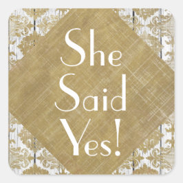 Pegatina Cuadrada Damasco de Oro Vintage y Madera Blanca Dijo Sí
