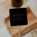 Pegatina Cuadrada Delicada caligrafía de oro | Bienvenida del Boda n<br><div class="desc">Estos delicados pegatinas de bienvenida de color boda negro con caligrafía dorada son perfectos para un boda moderno. El romántico diseño minimalista presenta una encantadora y elegante tipografía de champán amarillo dorado sobre un fondo negro con un aspecto limpio y sencillo. Personalice estos pegatinas con la ubicación de su boda,...</div>