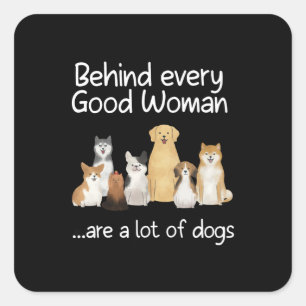 Pegatina Cuadrada Detrás De Cada Buena Mujer Hay Un Montón De Perros