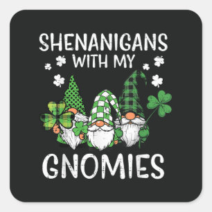 Pegatina Cuadrada Día de San Patricio Travvesuras con Gnomies Gnome