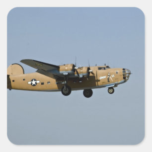 Pegatina Cuadrada Diamond Lil B-24 Bomber, aterrizando en Oshkosh,