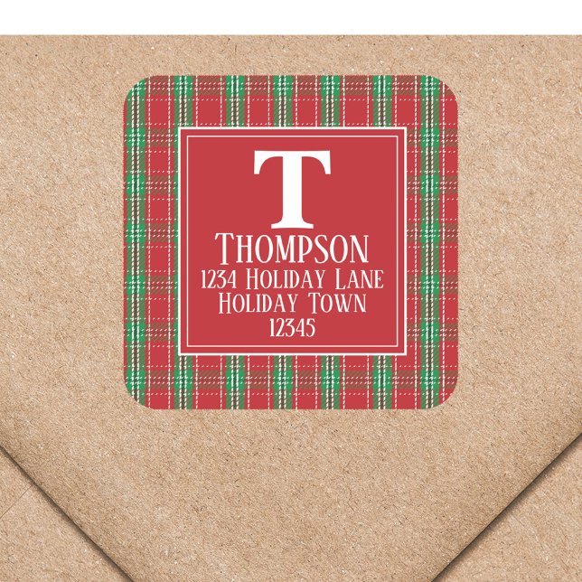 Pegatina Cuadrada Dirección de devolución de Navidad en cuadros rojo (Christmas red and green plaid return address label with monogram and name. )