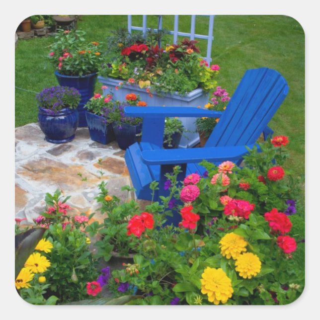 Pegatina Cuadrada Diseño de jardín de contenedores con silla azul en (Anverso)